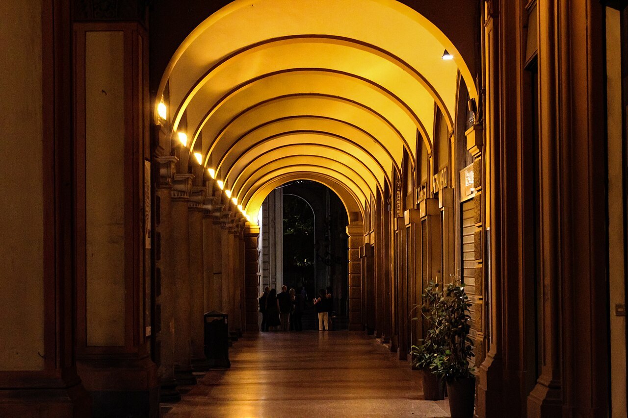 Walking under the porticoes