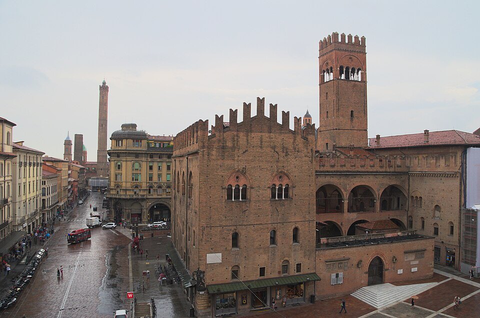 Bologna.Palazzo Re Enzo, Via Rizzoli et Torre degli Asinelli