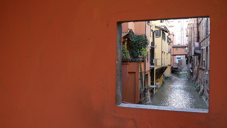 BOLOGNA - FINESTRELLA IN VIA PIELLA CON VISTA SUL CANALE DELLE MOLINE.jpg (ID 08A9440044)