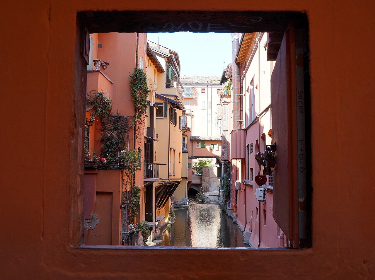 The Finestrella of Via Piella