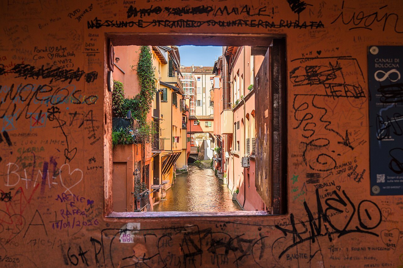 The Finestrella of Via Piella
