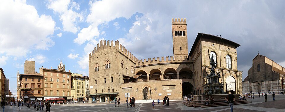 Bologna Piazza Nettuno panorama 2