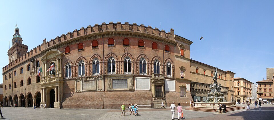 Bologna Piazza Nettuno panorama