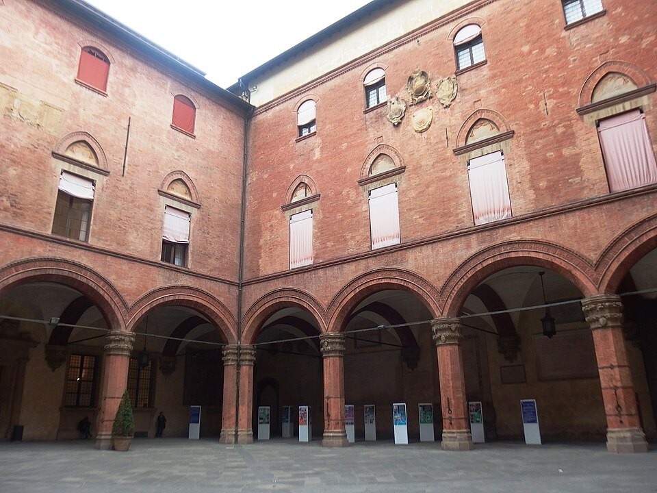 Bologna, Palazzo D' Accursio, cortile