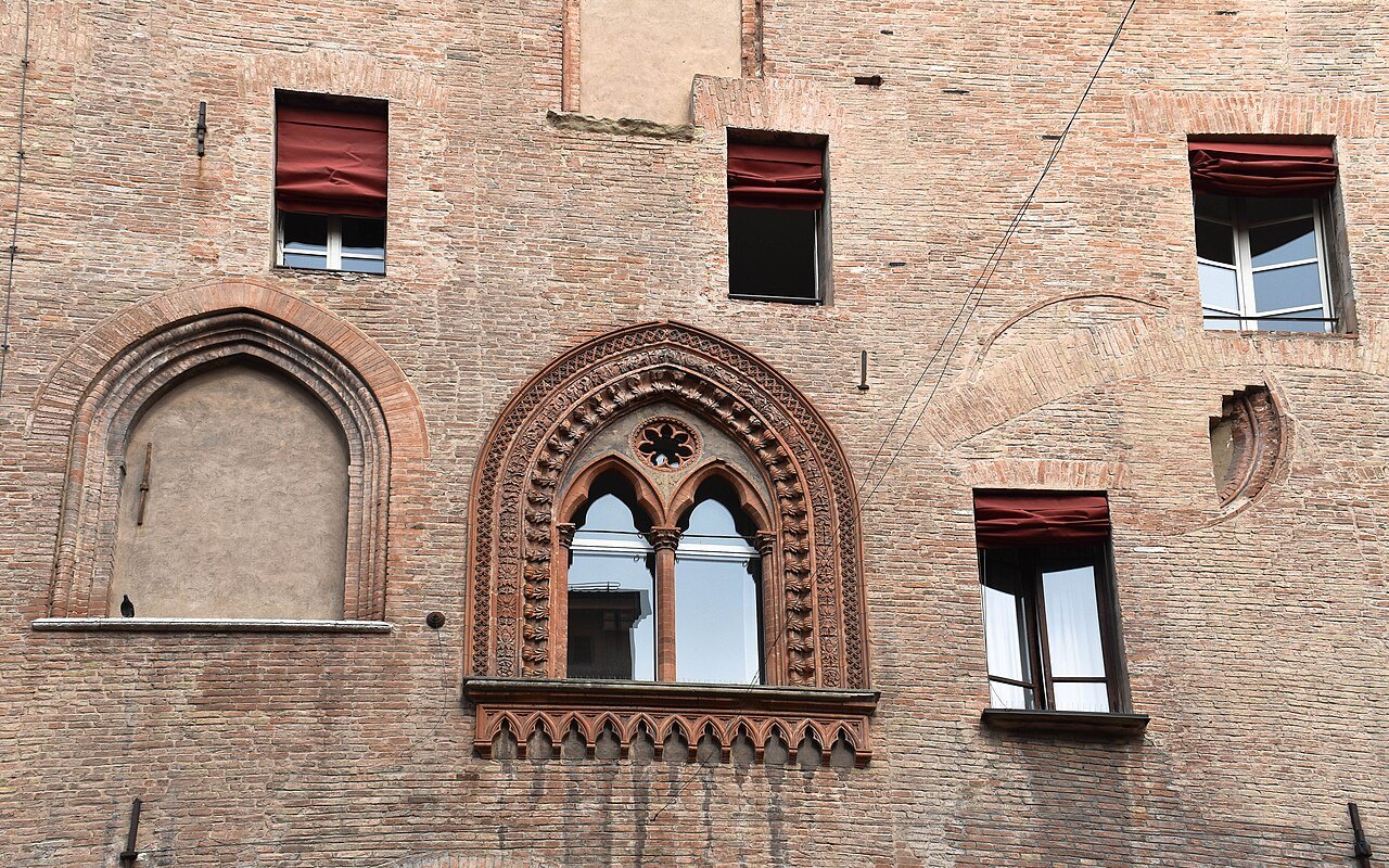 Finestre Palazzo d'Accursio Bologna 01