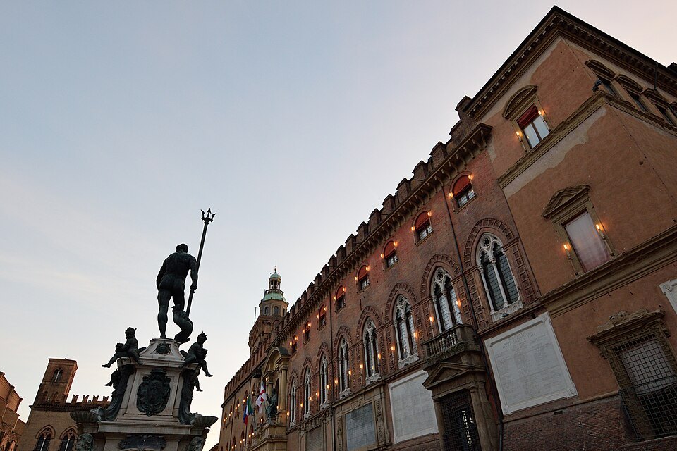 Palazzo Accursio da fontana nettuno