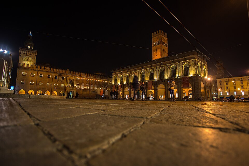 Piazza Maggiore Bologna di notte