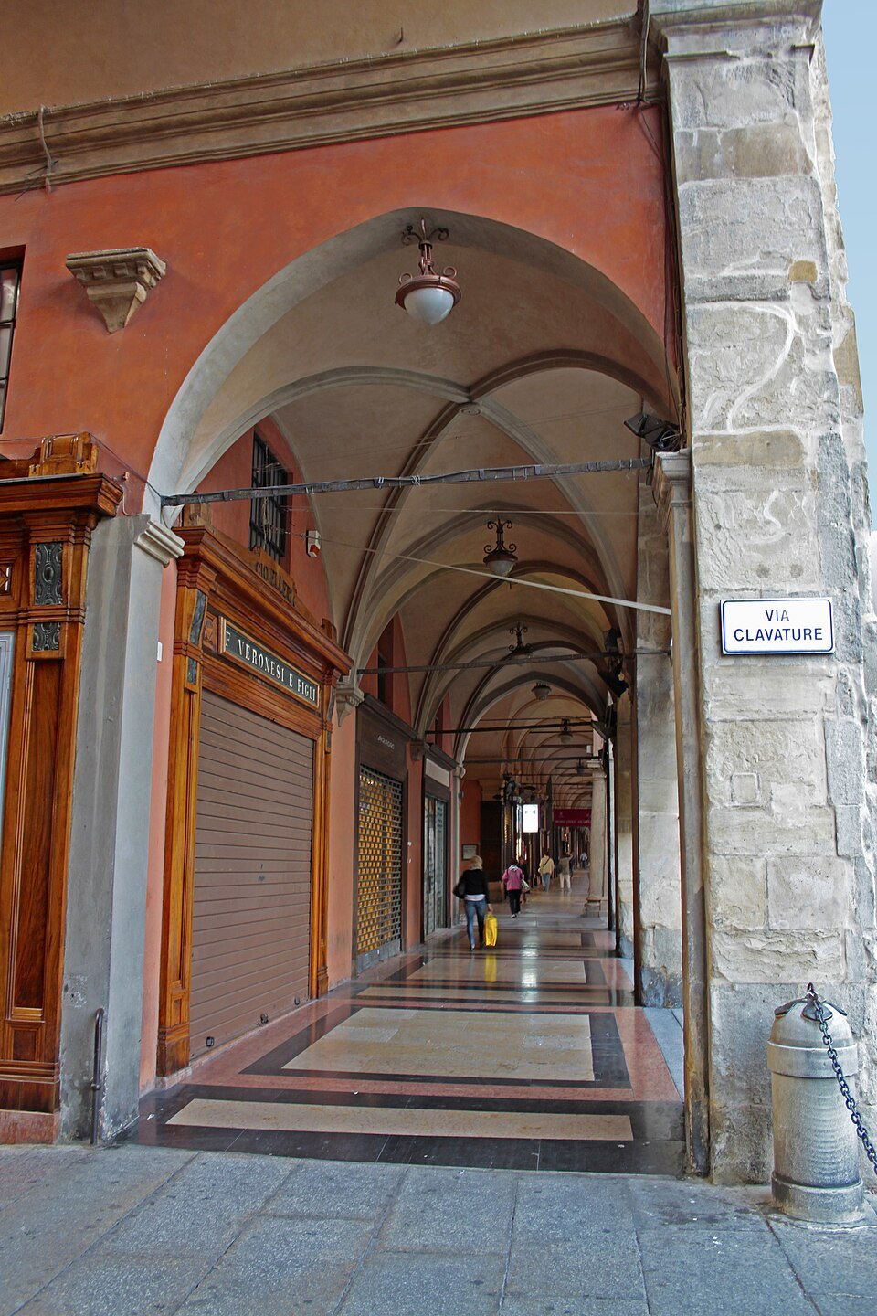 Portico del Pavaglione, incrocio con Via Clavature