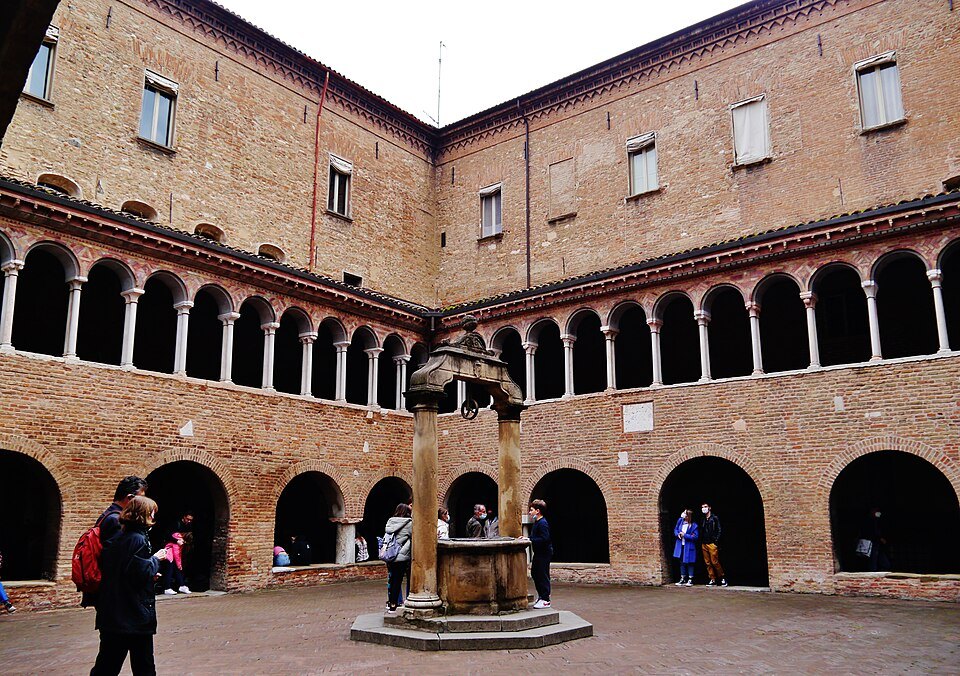 Bologna Abbazia di Santo Stefano Chiostro 2