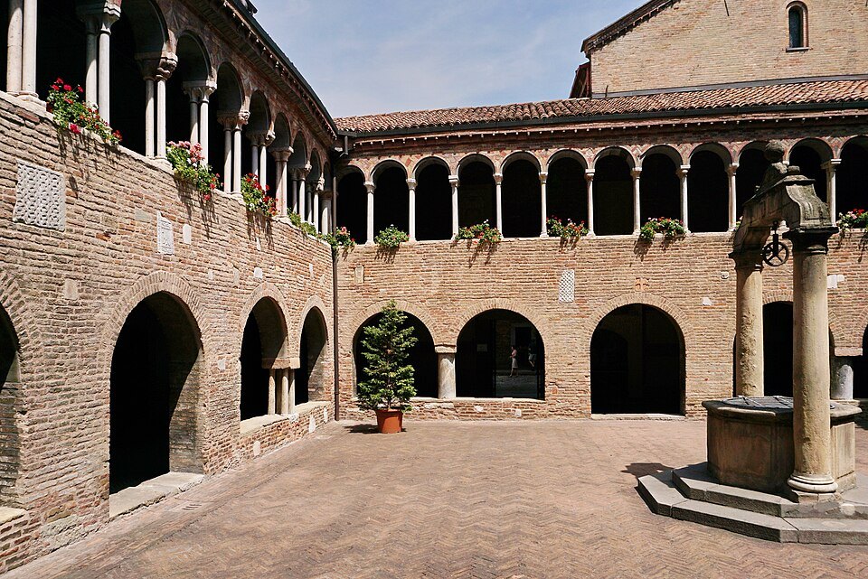 Bologna, Basilica di Santo Stefano, cloister